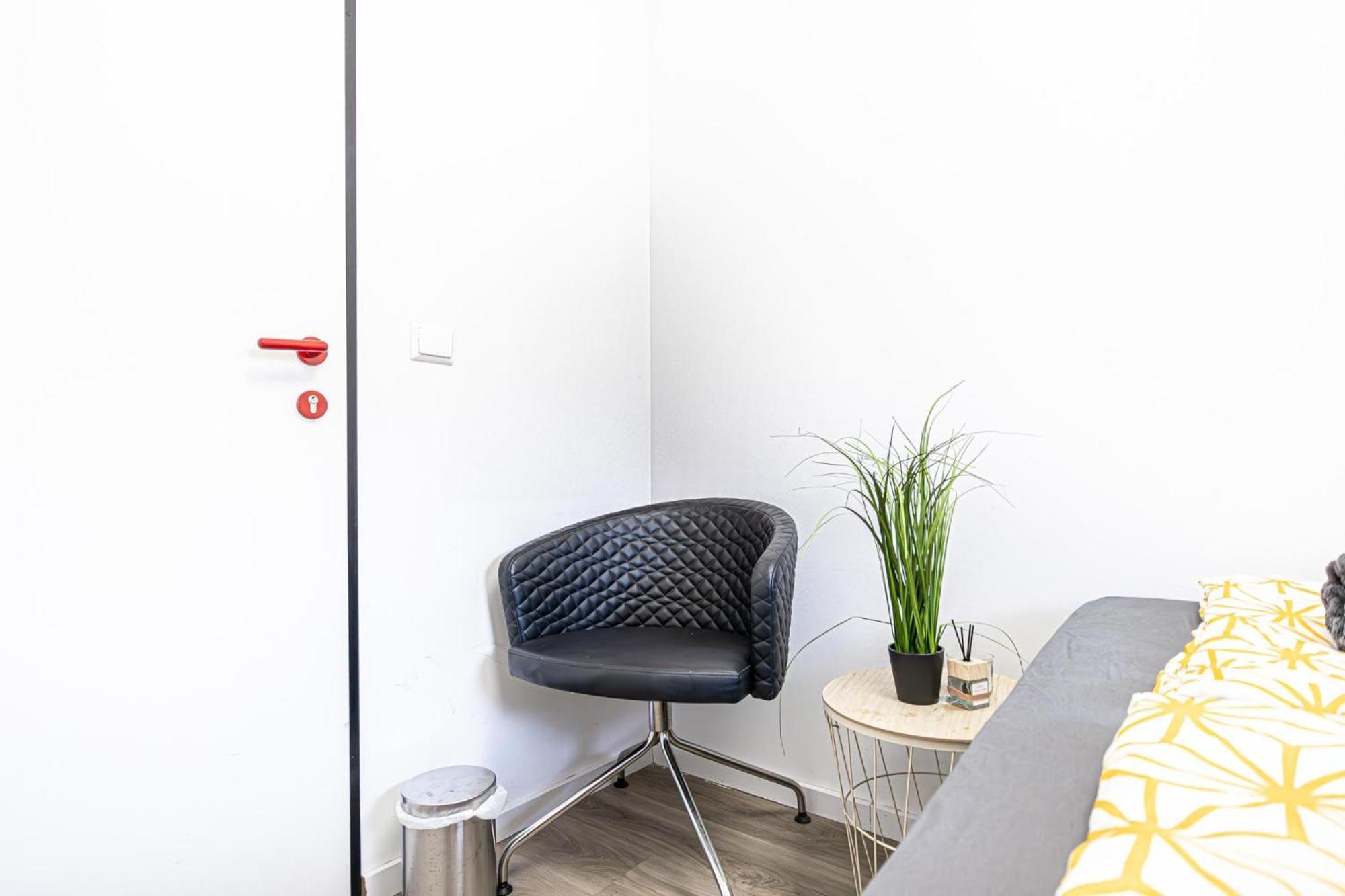 Near Schoenbrunn - Economy Rooms In Shared Apartment At Meidling Train Station Vienna Exterior photo