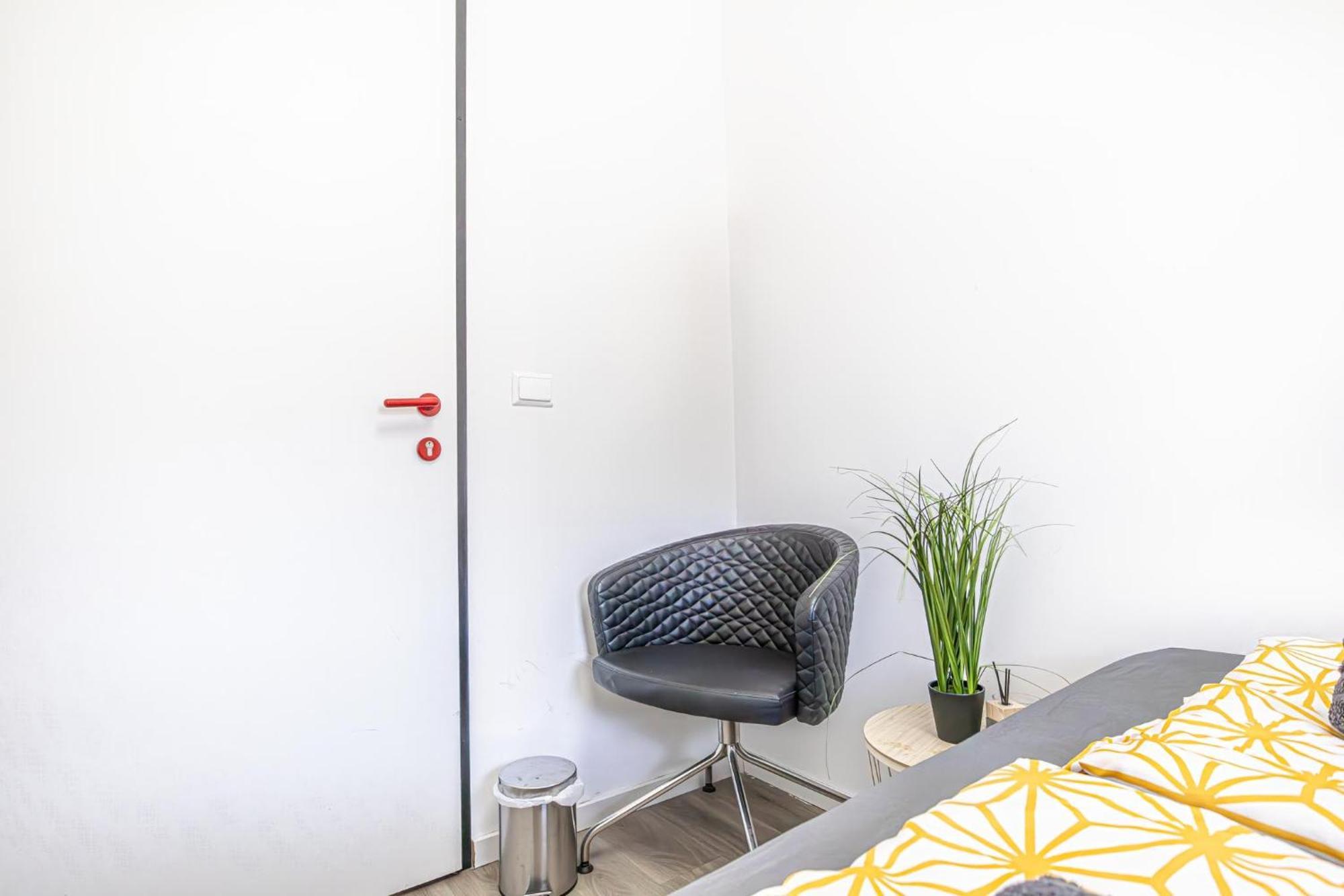 Near Schoenbrunn - Economy Rooms In Shared Apartment At Meidling Train Station Vienna Exterior photo