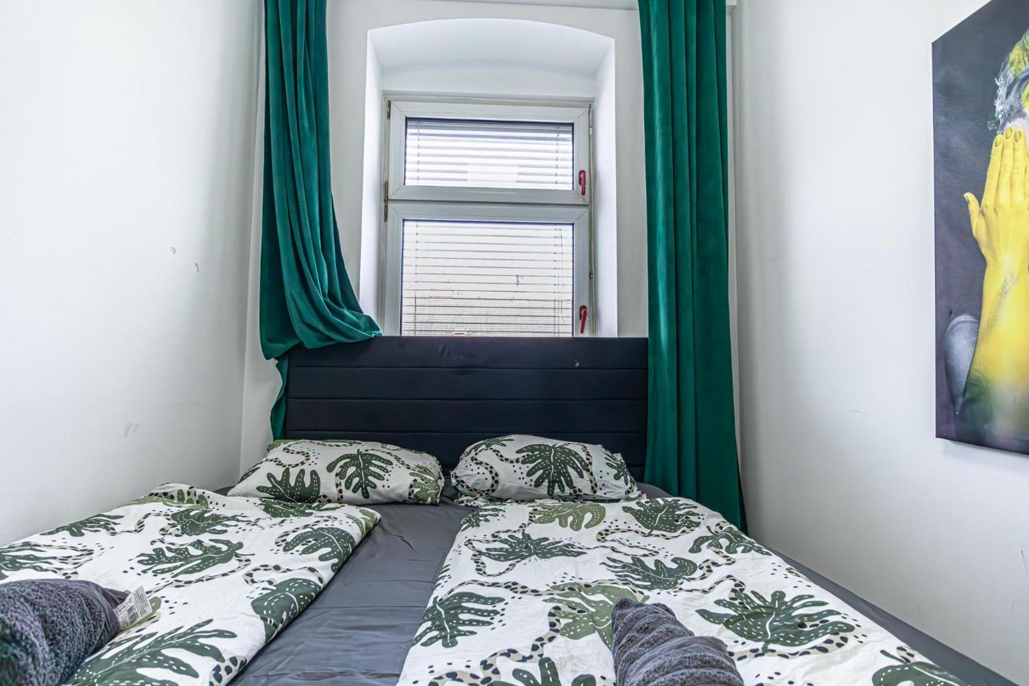 Near Schoenbrunn - Economy Rooms In Shared Apartment At Meidling Train Station Vienna Exterior photo