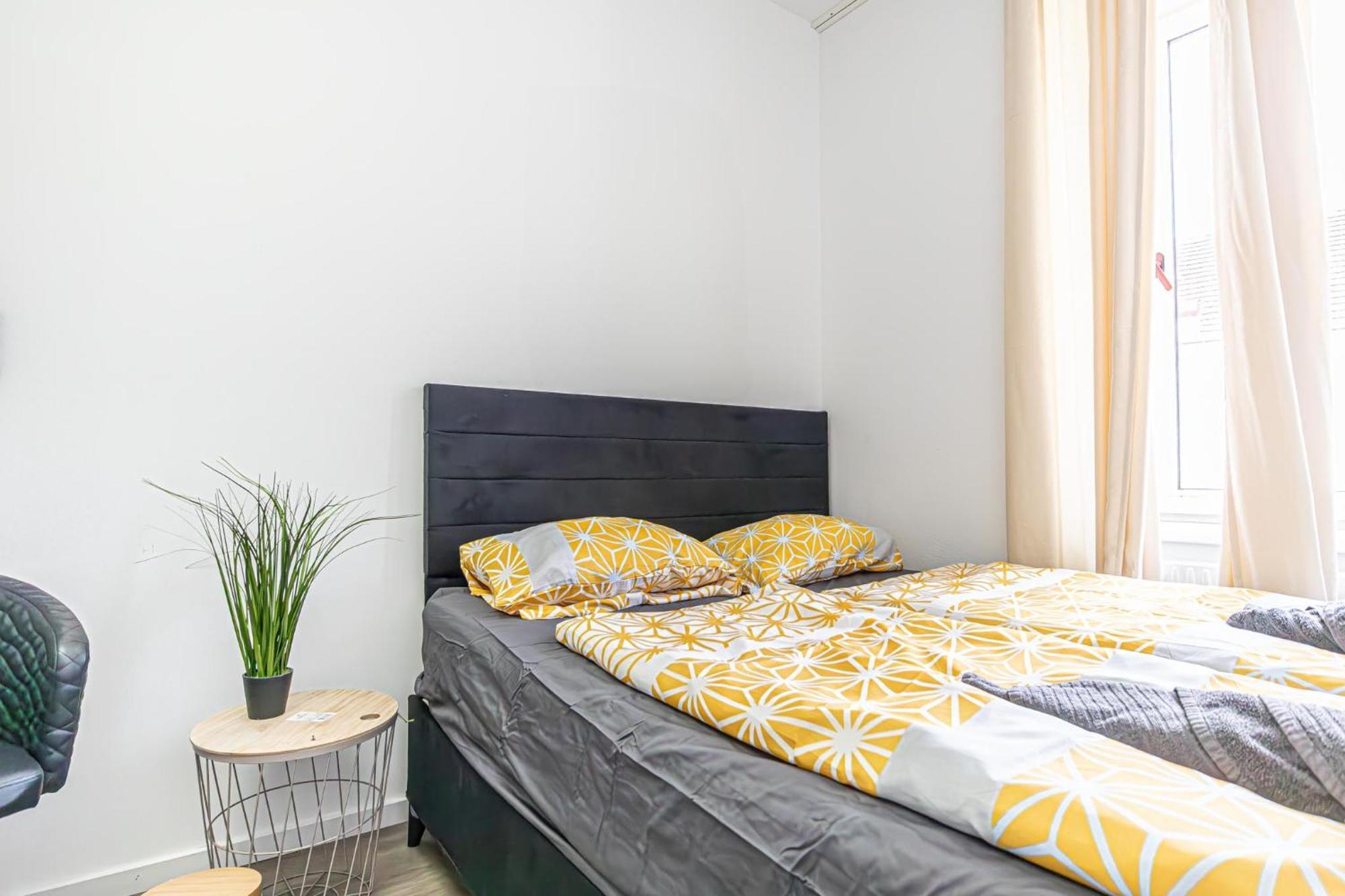 Near Schoenbrunn - Economy Rooms In Shared Apartment At Meidling Train Station Vienna Exterior photo