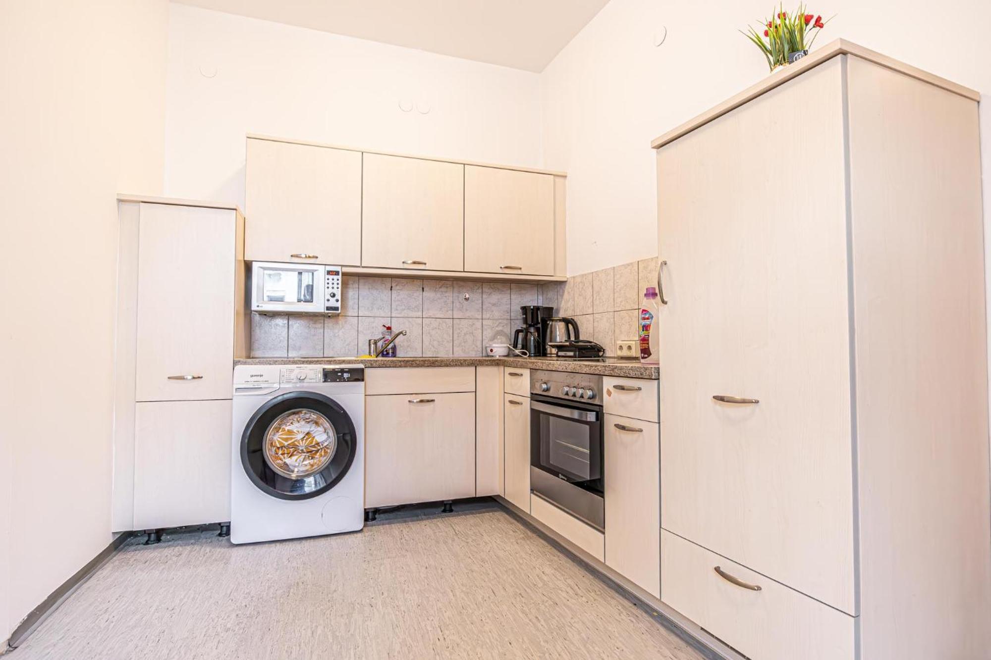 Near Schoenbrunn - Economy Rooms In Shared Apartment At Meidling Train Station Vienna Exterior photo