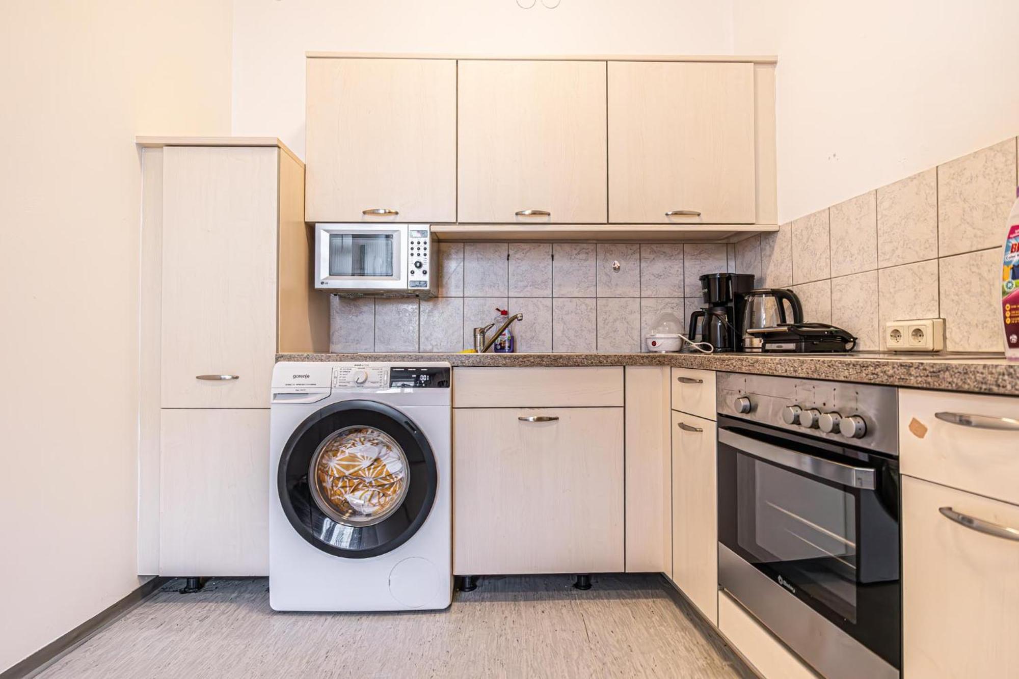 Near Schoenbrunn - Economy Rooms In Shared Apartment At Meidling Train Station Vienna Exterior photo